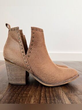 Jellypop Snip Toe Western Bootie Embossed Studded Side Cut Outs Size 8M Brown